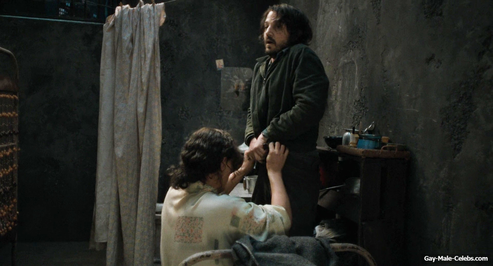 Diego Luna gay sex in Kiss Of The Spider Woman