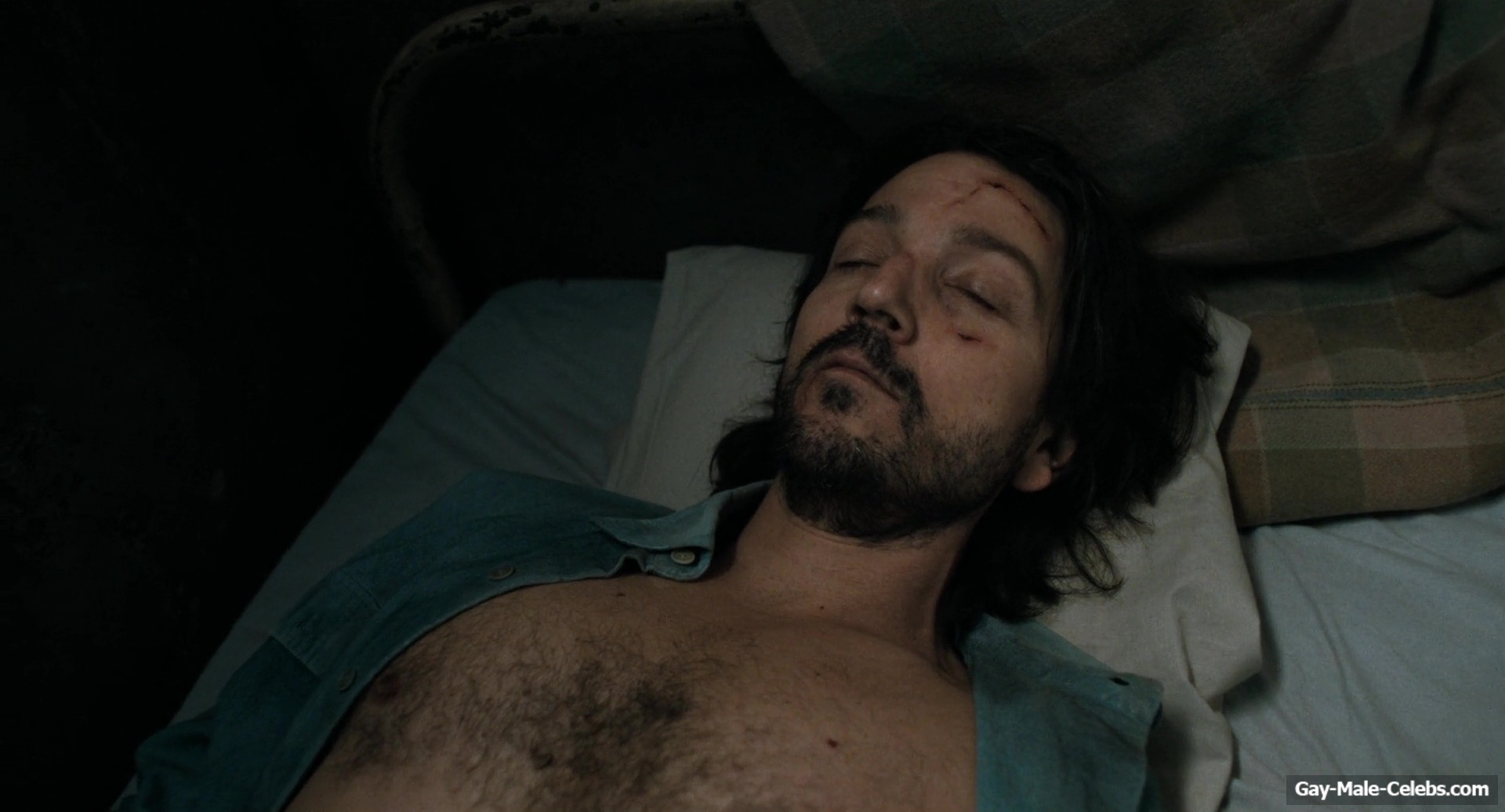 Diego Luna gay sex in Kiss Of The Spider Woman