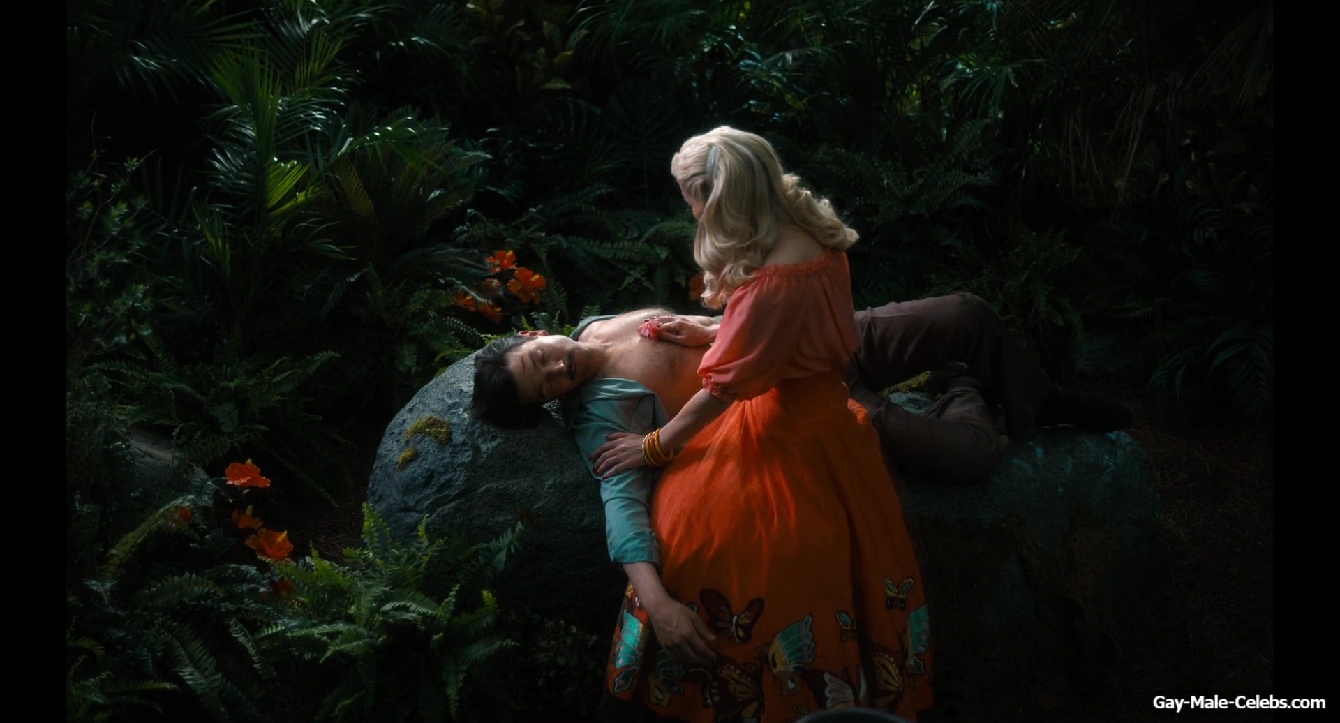 Diego Luna gay sex in Kiss Of The Spider Woman