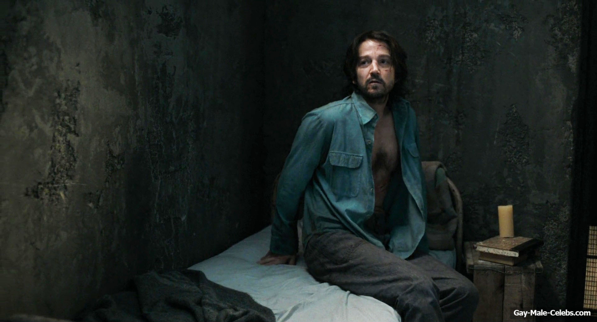 Diego Luna gay sex in Kiss Of The Spider Woman