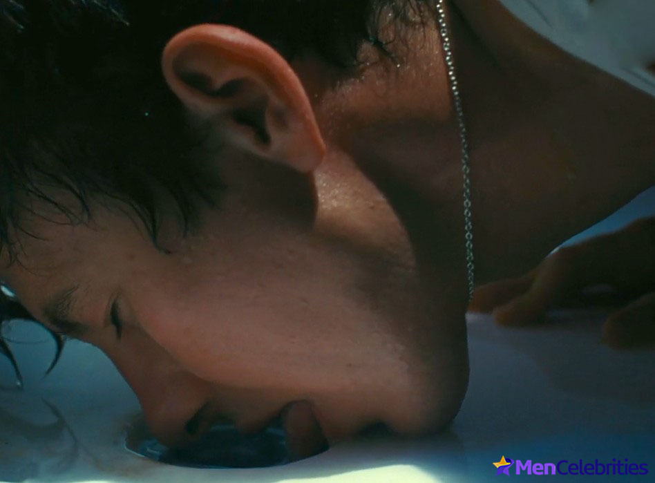 Saltburns Shocking Bathtub Cum Scenes