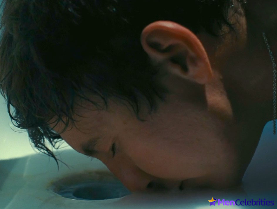 Saltburns Shocking Bathtub Cum Scenes