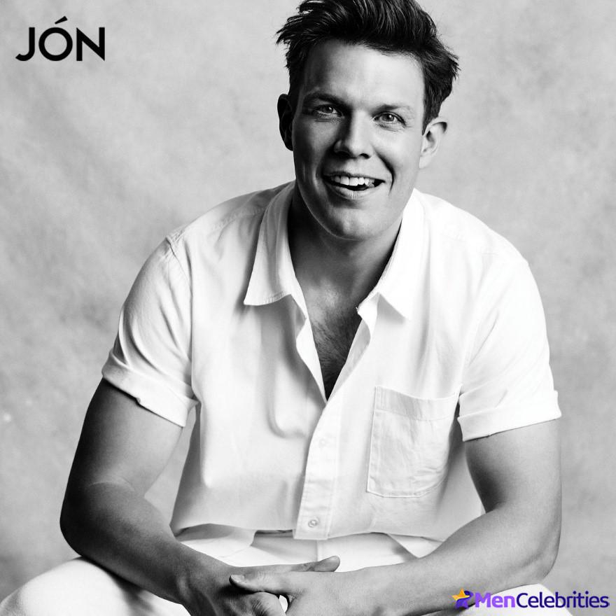 Jake Lacy shirtless photos