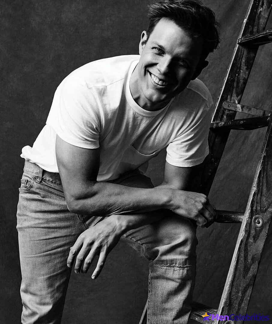 Jake Lacy shirtless photos