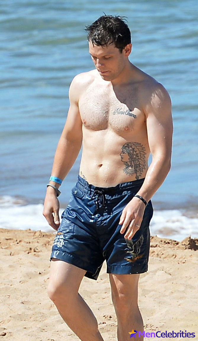 Jake Lacy shirtless photos