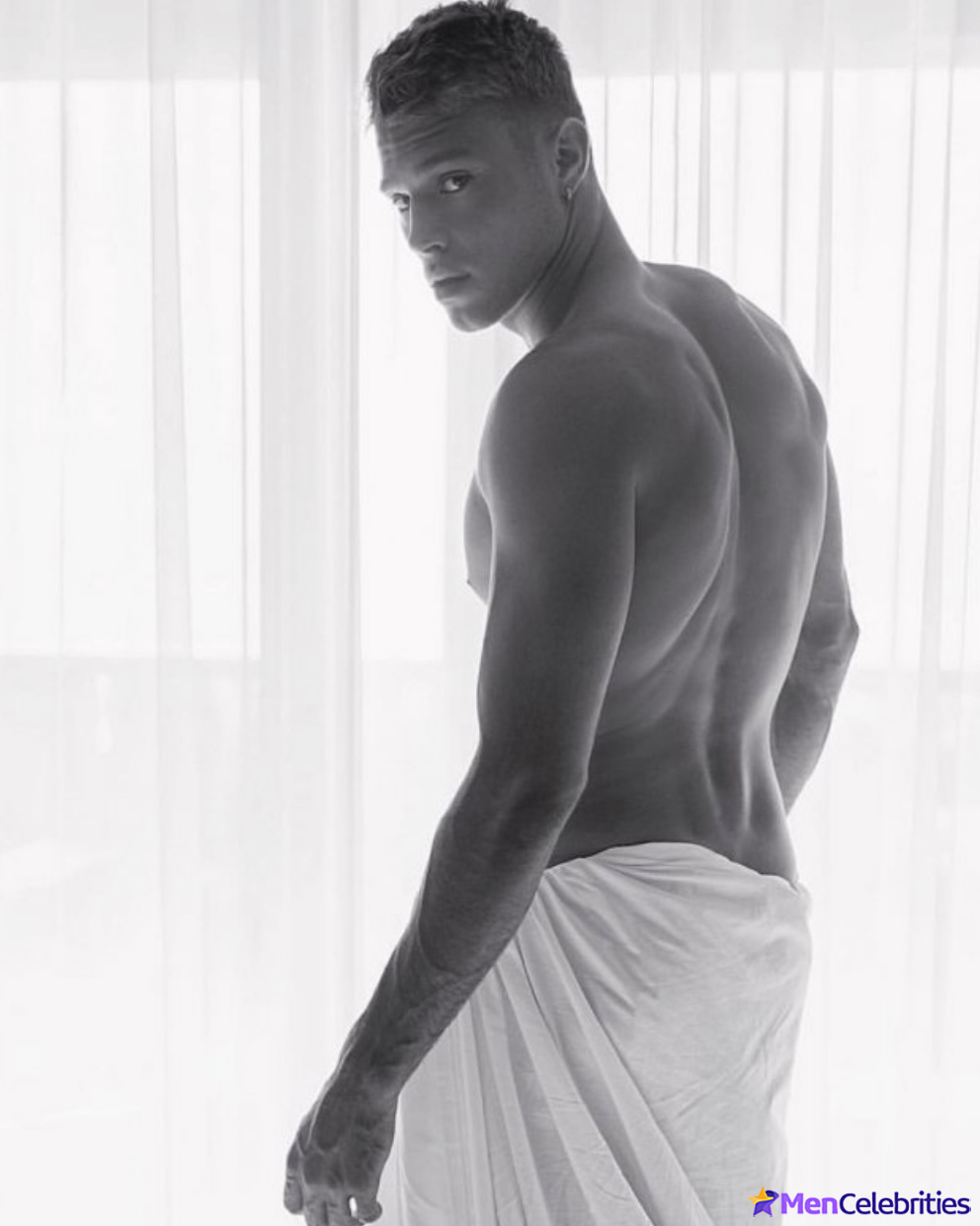 Matthew Noszka striptease