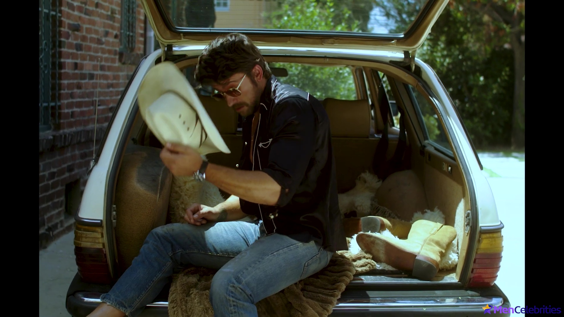 Brandon Sklenar nude scenes