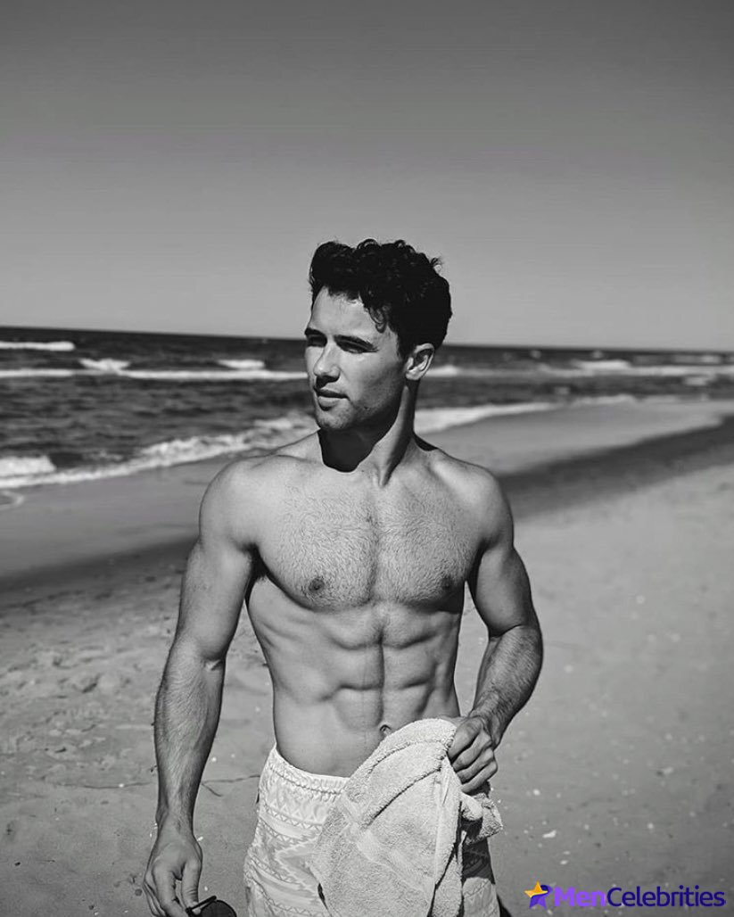 Robbie Graham-Kuntz shirtless pics