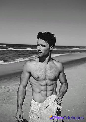 Robbie Graham-Kuntz shirtless pics