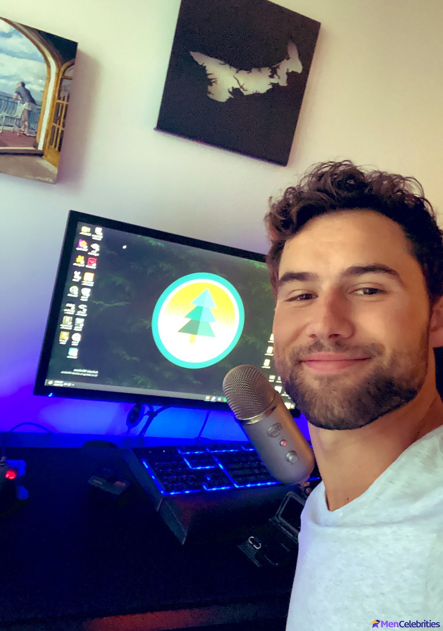 Robbie Graham-Kuntz shirtless pics