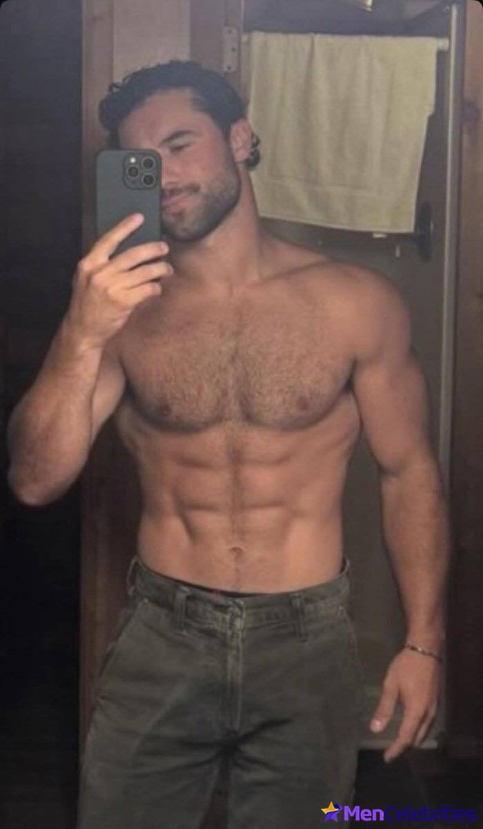 Robbie Graham-Kuntz shirtless selfie