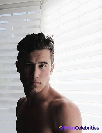 Robbie Graham-Kuntz shirtless pics