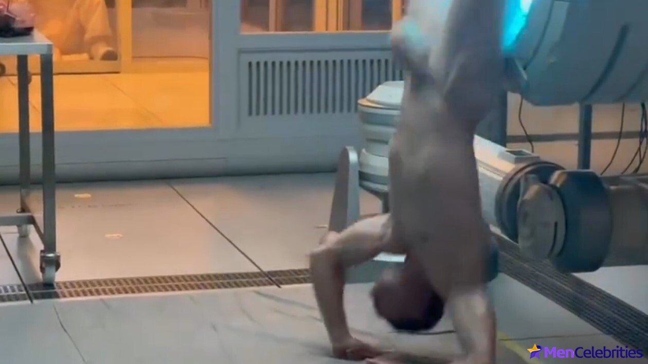 Robert Pattinson frontal nude