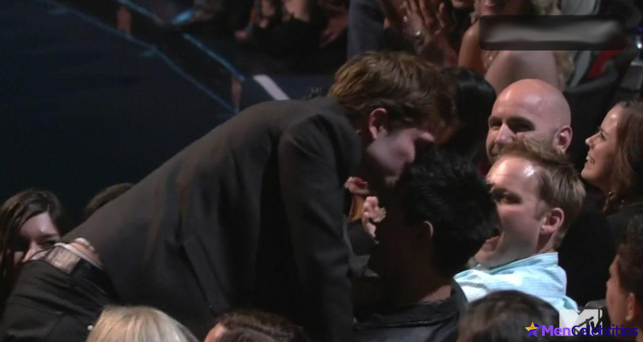 Robert Pattinson gay kiss