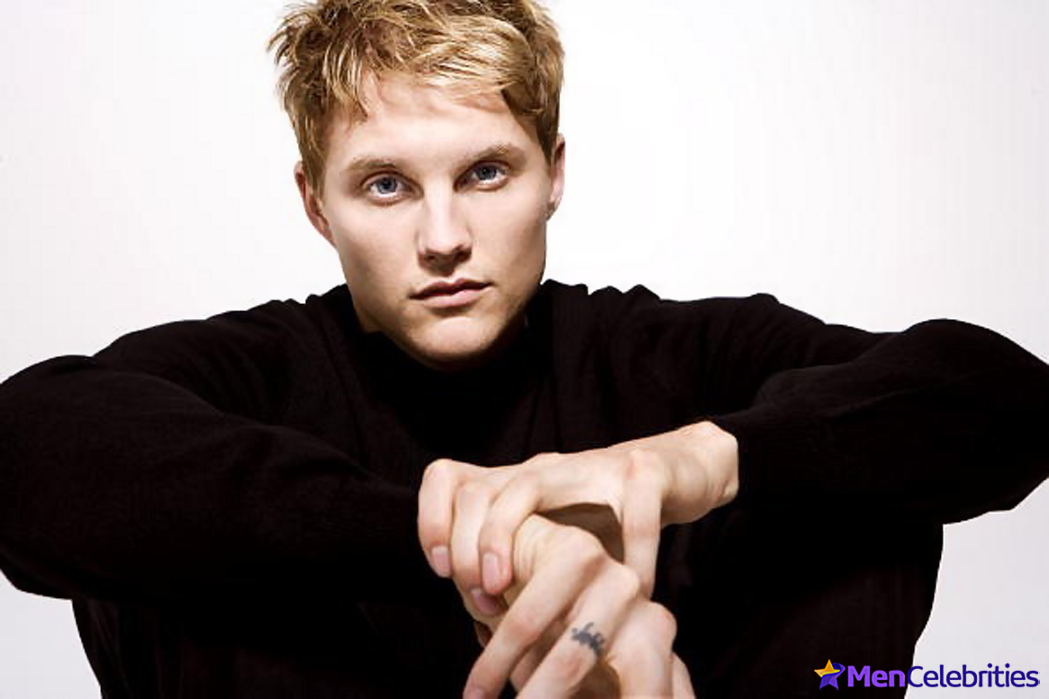 Toby Hemingway sexy photos