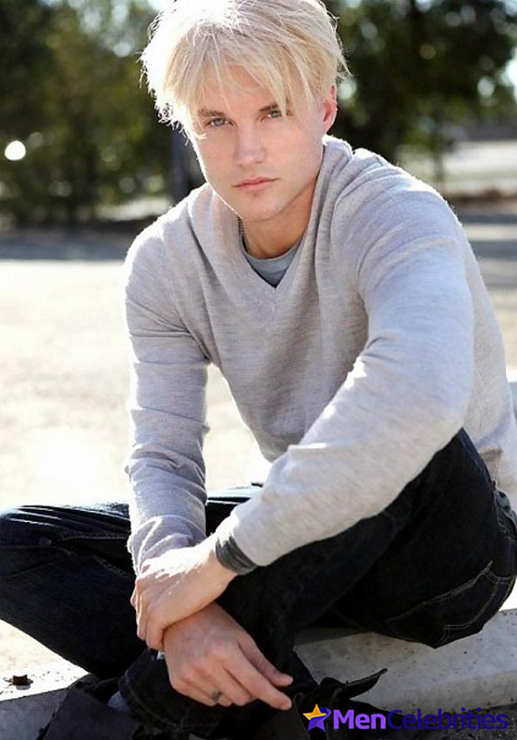 Toby Hemingway sexy photos