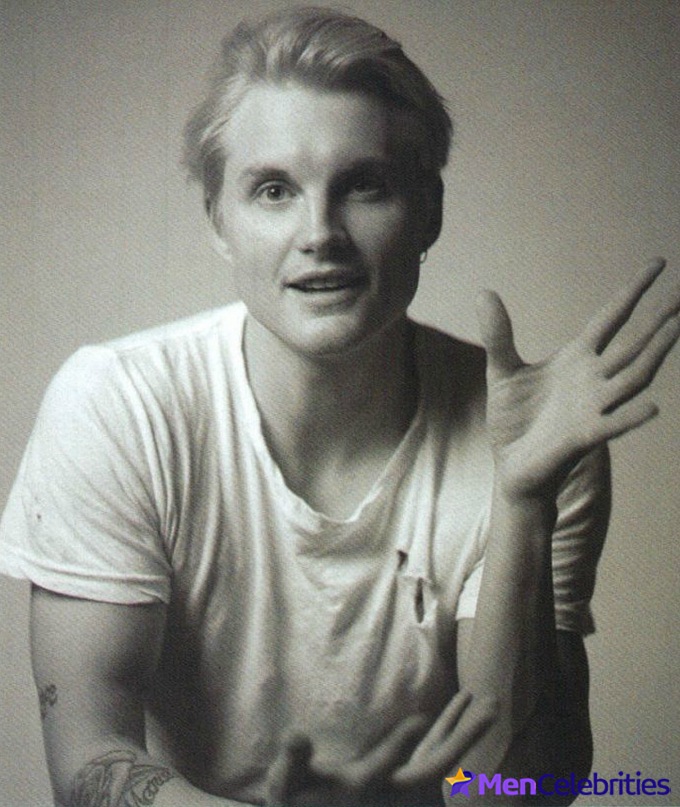 Toby Hemingway sexy photos