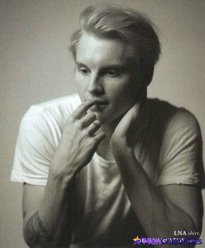 Toby Hemingway sexy photos