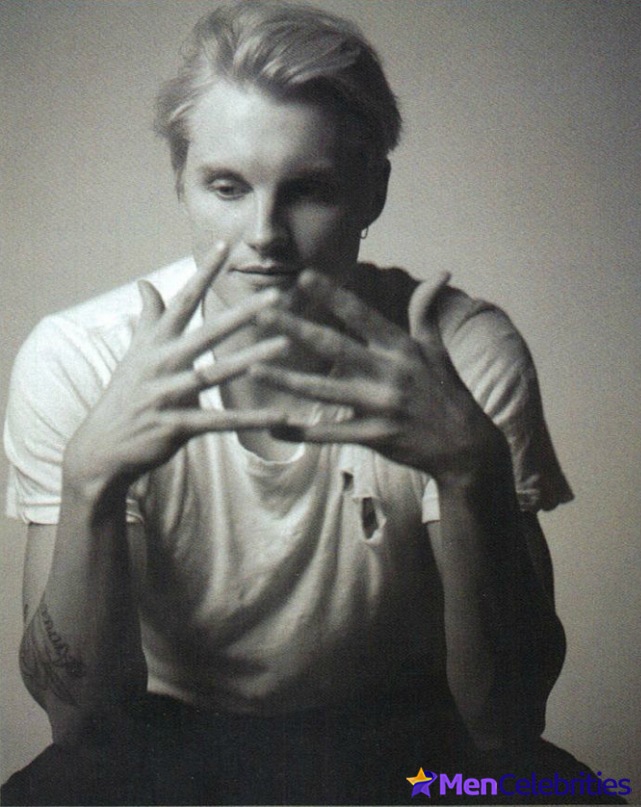 Toby Hemingway sexy photos