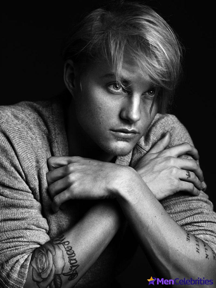 Toby Hemingway sexy photos