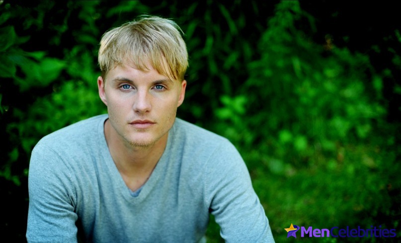 Toby Hemingway sexy photos