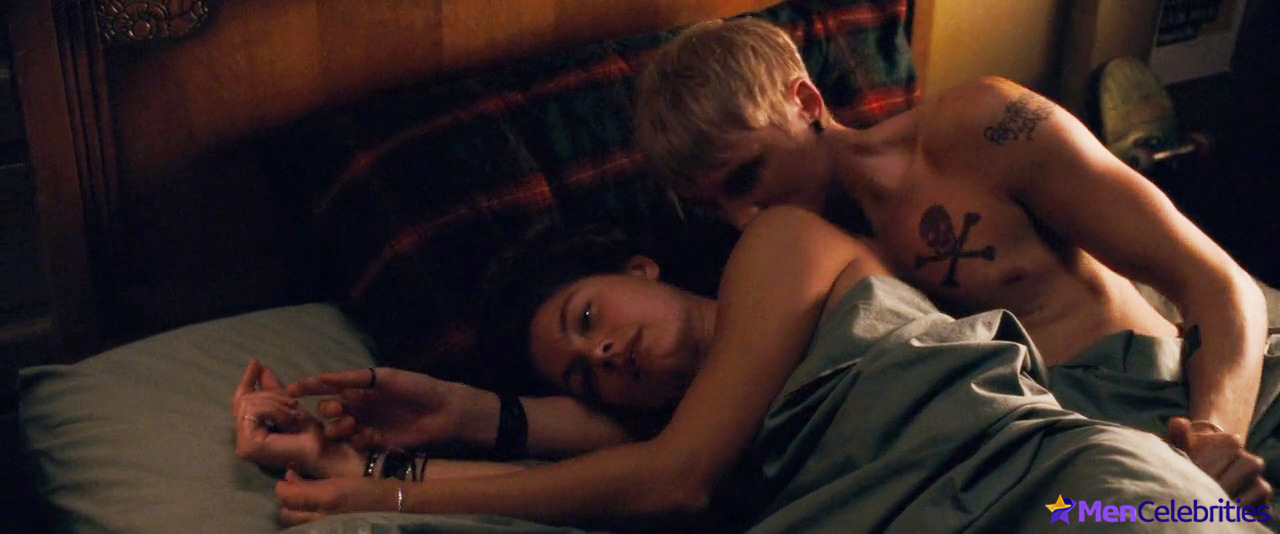 Toby Hemingway nude scenes