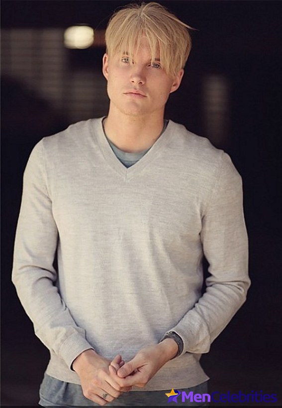 Toby Hemingway sexy photos