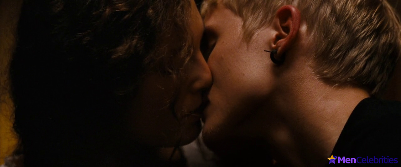 Toby Hemingway nude scenes