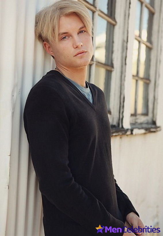 Toby Hemingway sexy photos