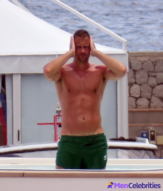 Alexander Skarsgard nude oops