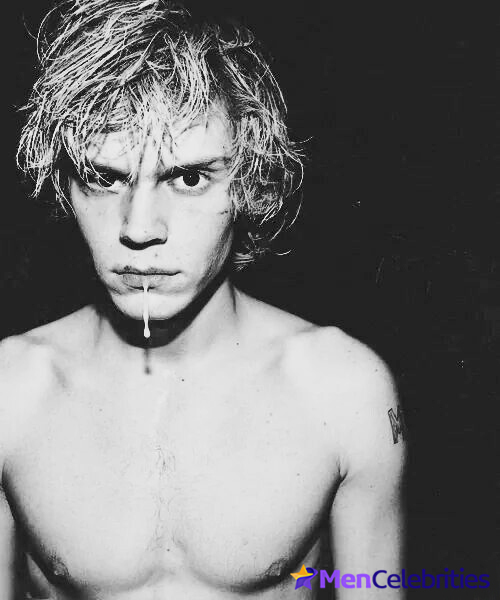 Evan Peters nude pics
