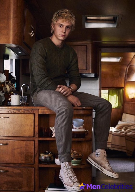 Evan Peters sexy