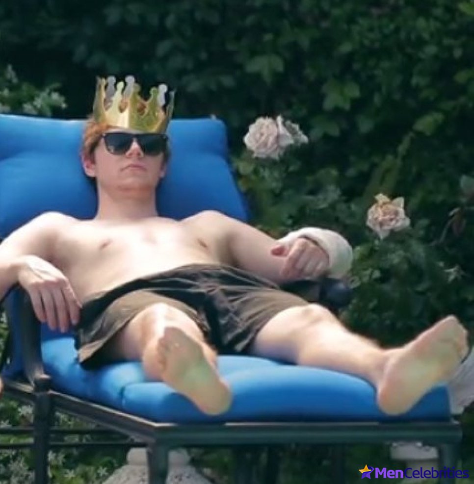 Evan Peters drunk photos