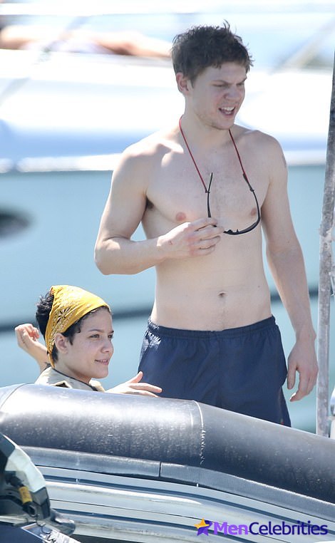 Evan Peters nude beach pics