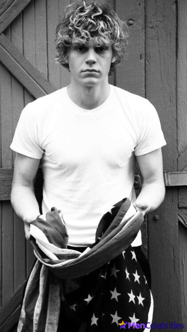 Evan Peters leaked nude photos