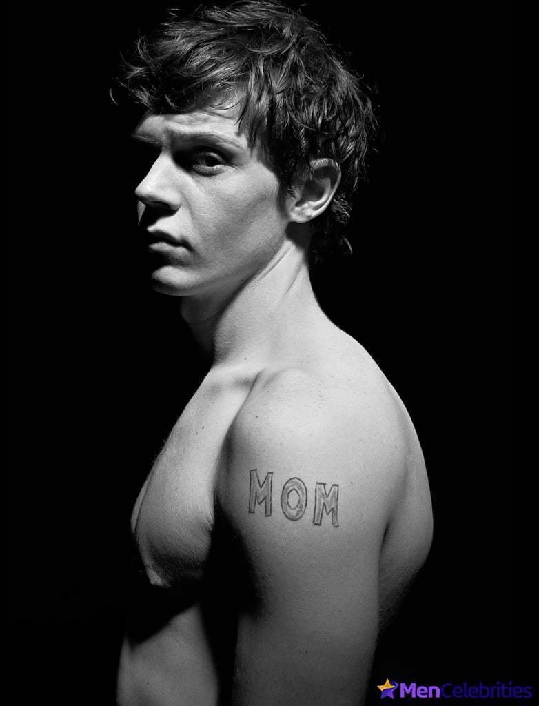 Evan Peters nudity