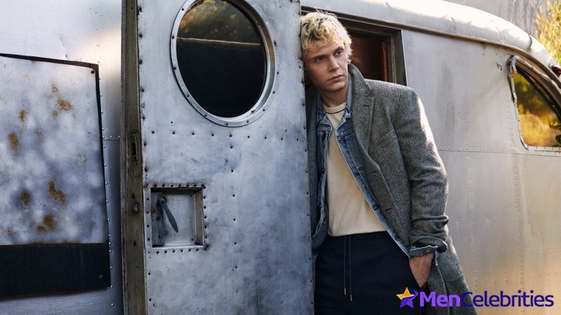 Evan Peters penis photos