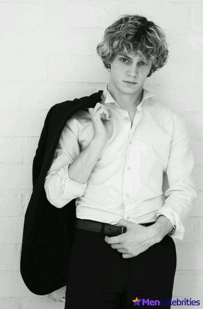 Evan Peters sexy photos 