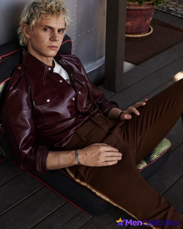 Evan Peters bulge
