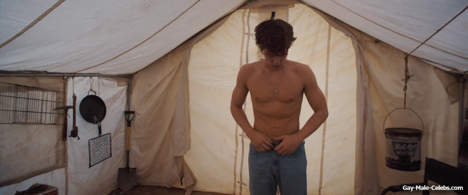 Hunter Doohan nude in The Wilderness