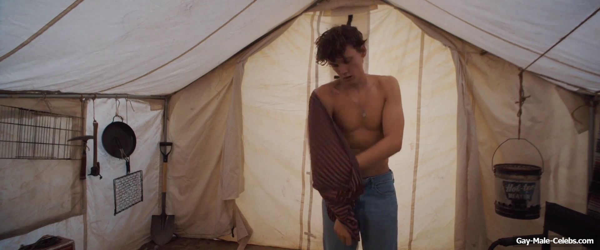 Hunter Doohan nude in The Wilderness