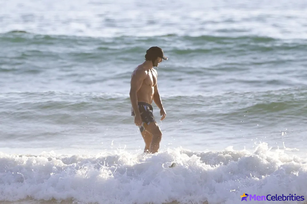 Justin Baldoni Shirtless at the Costa Rica Beach