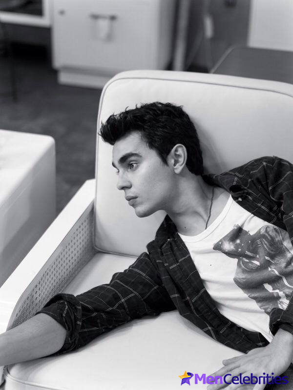 Max Minghella sexy pics