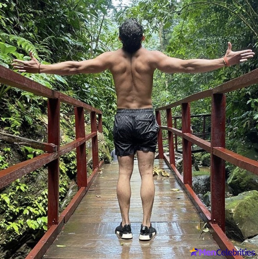 Anthony Ramos shirtless and bulge underwear pics