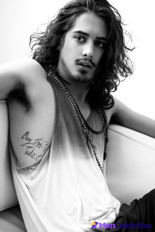 Avan Jogia hot