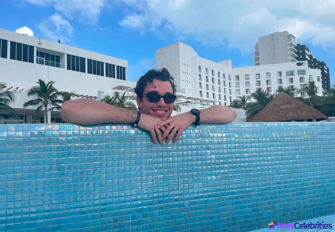 Corey Mylchreest shirtless and feet pics