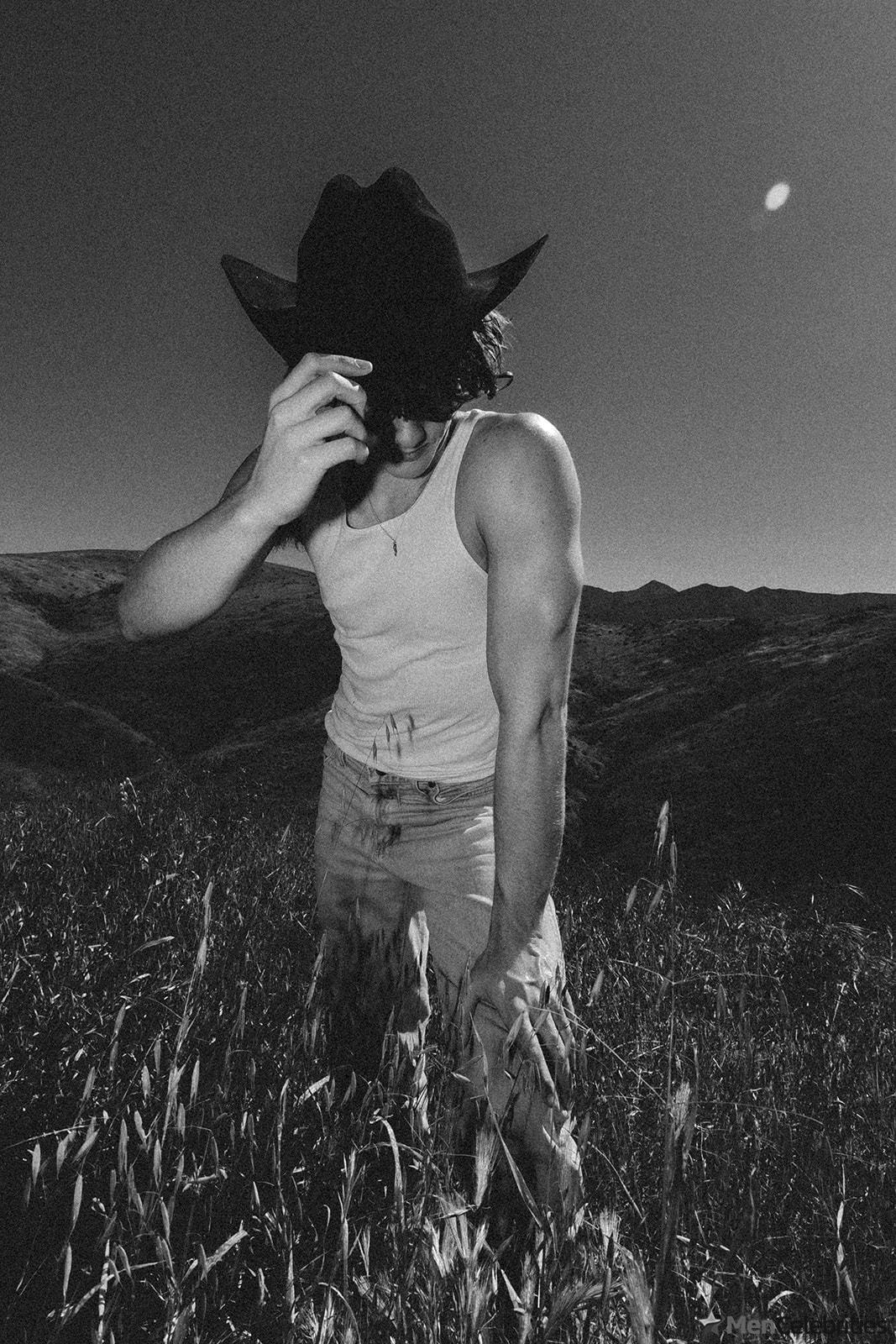 Hunter Doohan shirtless and bulge pics