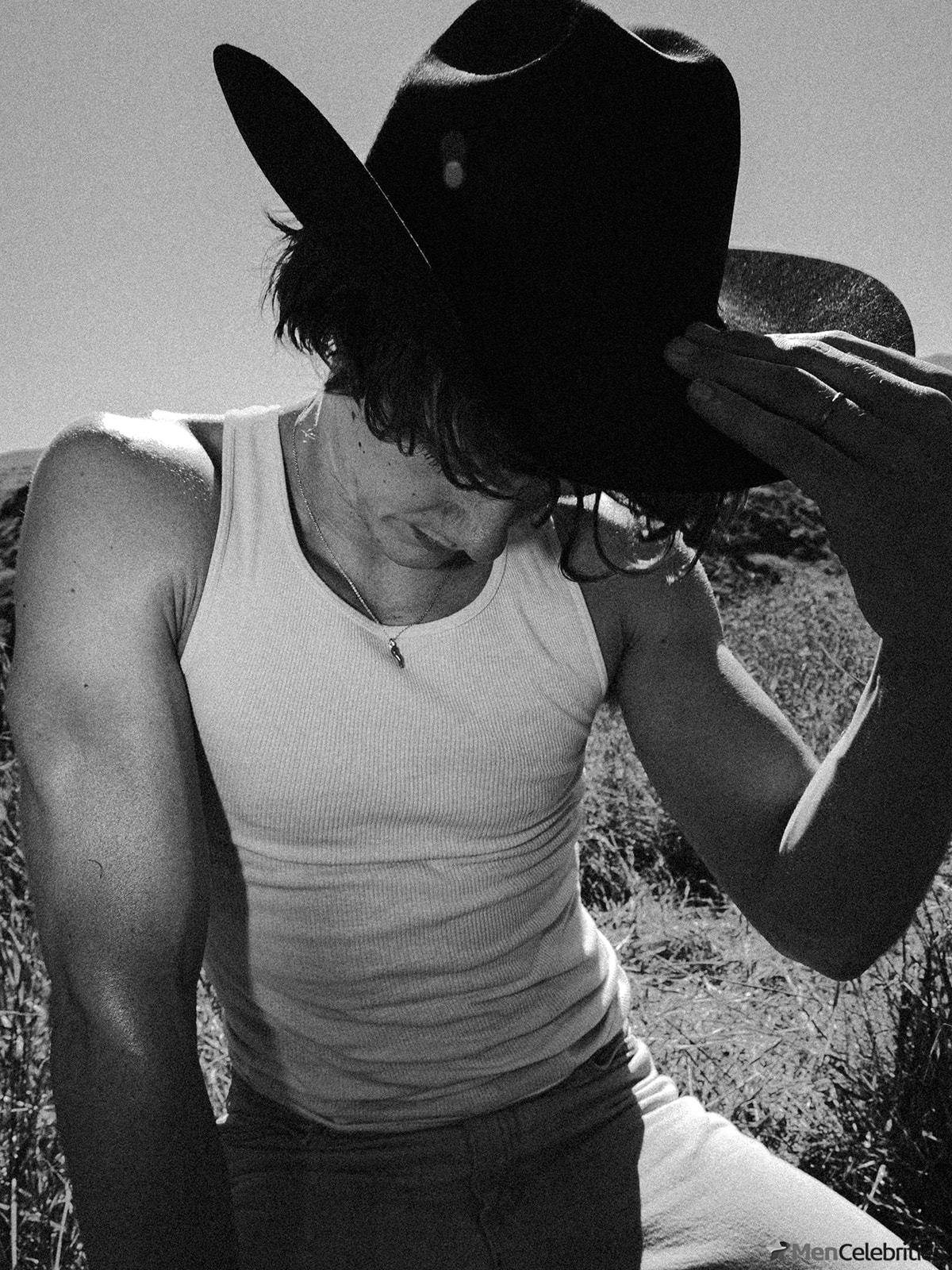 Hunter Doohan shirtless and bulge pics