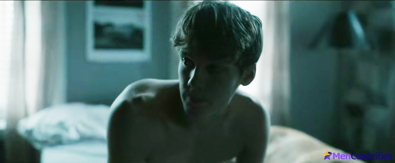 Hunter Doohan nude movie scenes