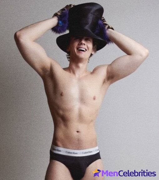 Hunter Doohan shirtless and bulge pics